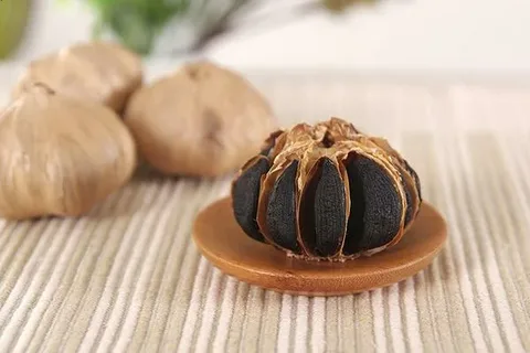 تصویر 2 از سیر سیاه تبریز آماده فروش و پخش عمده با بسته‌ بندی لوکس